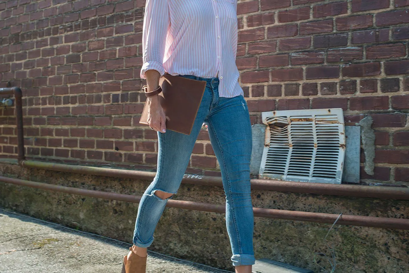 FELICITY ZIPPERED CLUTCH WITH WRISTLET LARGE - COGNAC BISON