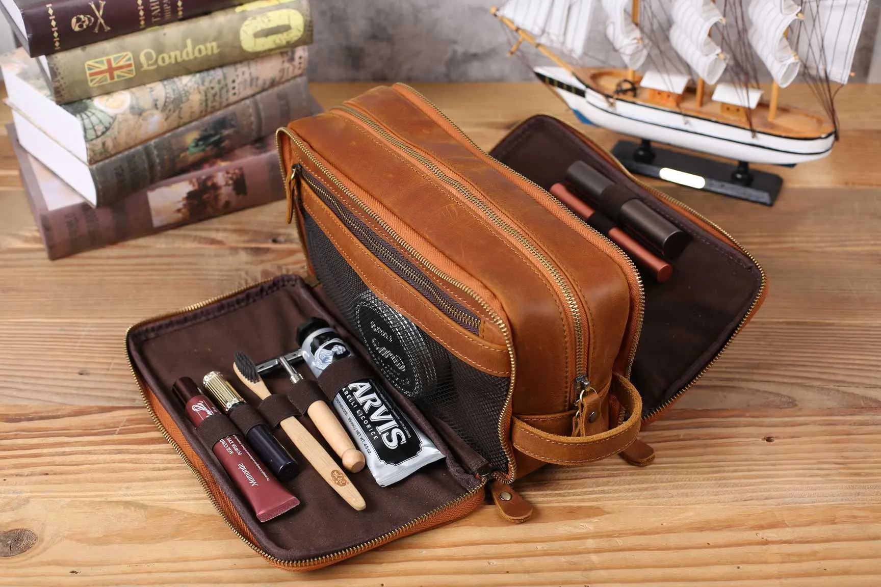Groomsmen Gift Personalized Leather Toiletry Bag Waterproof Leather Dopp Kit Men's Shaving Kit, Christmas Gift