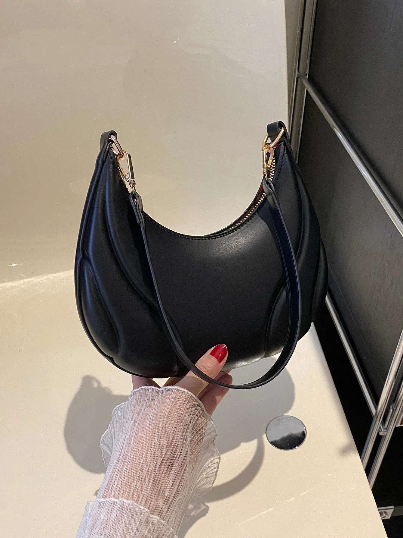 Solid Color Single Shoulder Handbag - Black